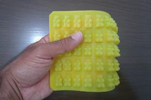 Forma Molde de Silicone, Cor Amarela, em Formato de Ursinho | R$17