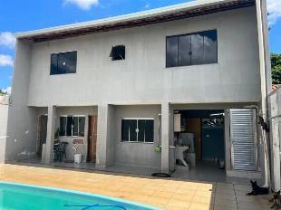 CASA E SOBRADO COM PISCINA E CORREDOR LATERAL.